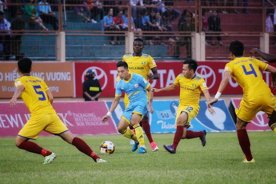 Phung phí cơ hội, SLNA bị Khánh Hoà cầm chân ngay tại Vinh
