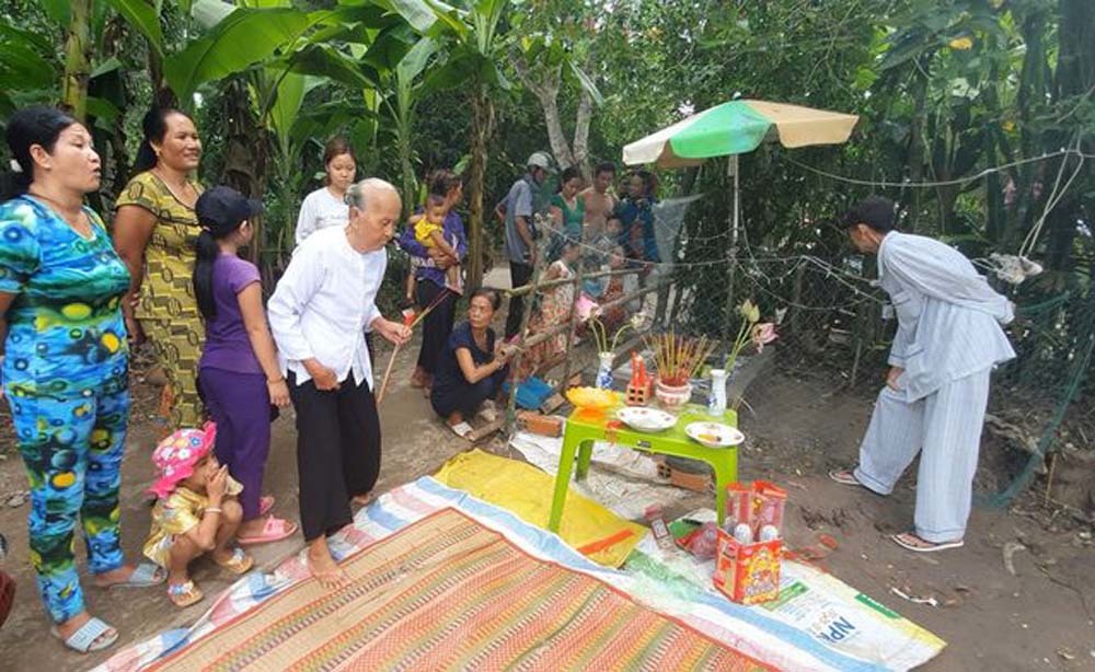 Tin bông hoa lạ là 'hoa thần', hàng trăm người đến xì xụp cúng bái