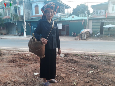 Shoulder bamboo basket of Thai women