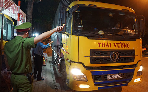 Tài xế đóng chặt cửa cố thủ 3 tiếng trên xe nhận kết bất ngờ