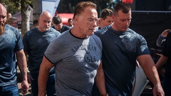 'Kẻ hủy diệt' Arnold Schwarzenegger bị đạp thẳng lưng ngã sấp mặt