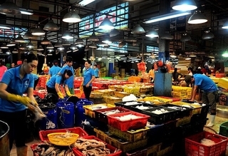 HCM City wholesale markets to ban unprocessed farm produce