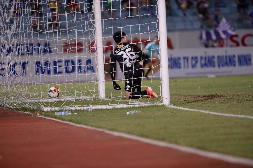 Khoảnh khắc Bùi Tiến Dũng vào lưới nhặt bóng ở trận ra mắt Hà Nội