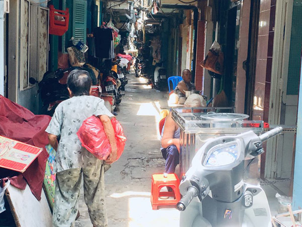 'Đất dữ' Sài Gòn: Anh công an ngồi đọc sách giữa đường để canh tội phạm
