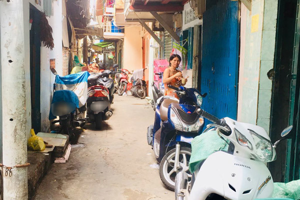 'Đất dữ' Sài Gòn: Anh công an ngồi đọc sách giữa đường để canh tội phạm