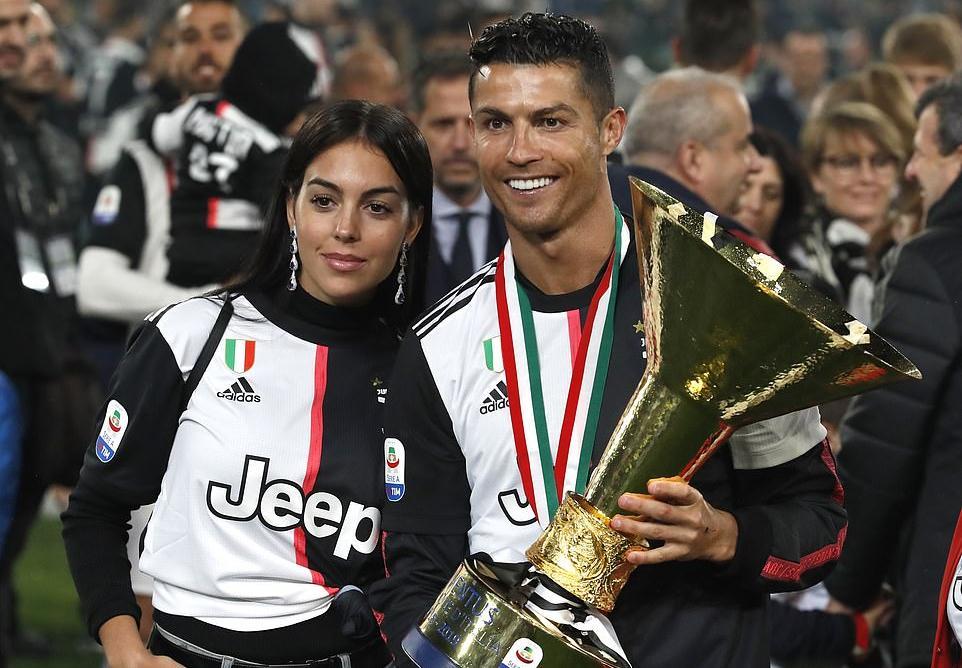 Bạn gái xuống sân ăn mừng cúp vô địch Serie A cùng Ronaldo