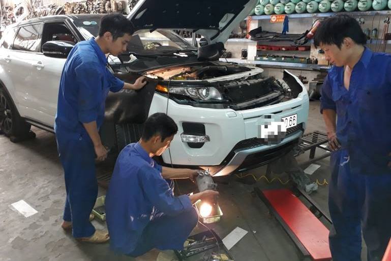 Khách khốn khổ chờ sửa xe, garage bội thu trăm triệu/ngày