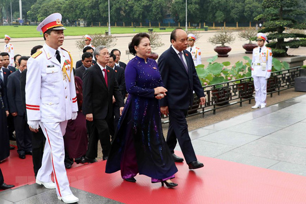 Các đại biểu Quốc hội vào Lăng viếng Chủ tịch Hồ Chí Minh