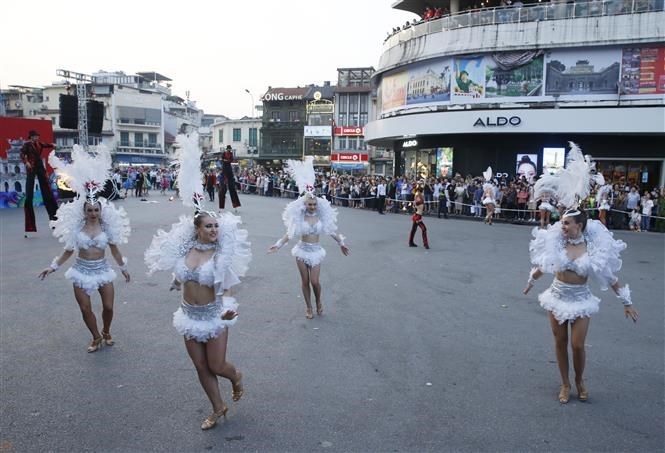 Carnival stirs up pedestrian street in Hanoi