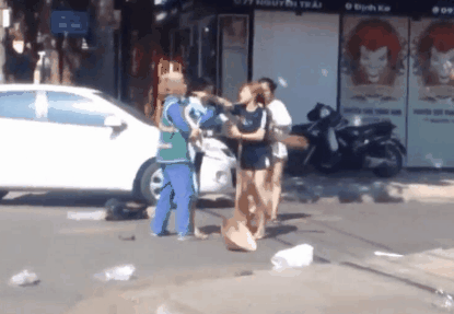 Chị lao công ở Quảng Trị bị nữ chủ shop đánh khi nhắc xả rác bừa bãi