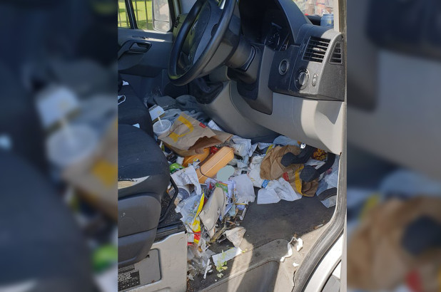 Để rác ngập cabin ô tô, tài xế bị phạt tiền