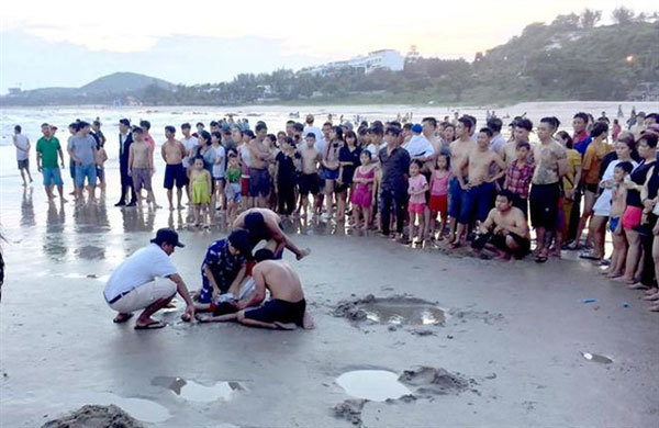 Two school boys drown after swimming at beach in Binh Thuan