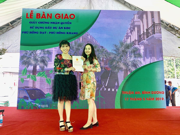 Bình Dương: Trao sổ hồng dự án Phú Hồng Khang, Phú Hồng Đạt