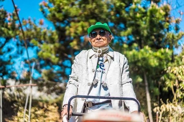Cụ ông 84 tuổi cực chất, xài hàng hiệu không thua kém giới trẻ