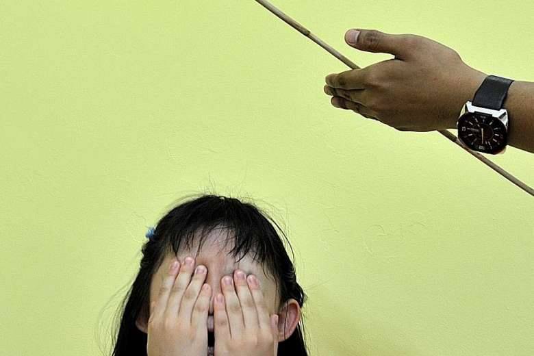 Singapore cho phép giáo viên phạt học sinh bằng đòn roi