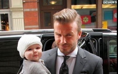 Khoảnh khắc hài hước của hai bố con khi mẹ vắng nhà