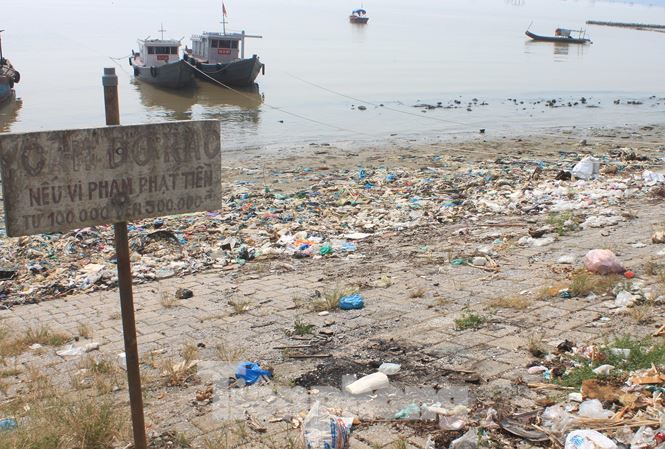 Thanh Hoa coast drowned in rubbish