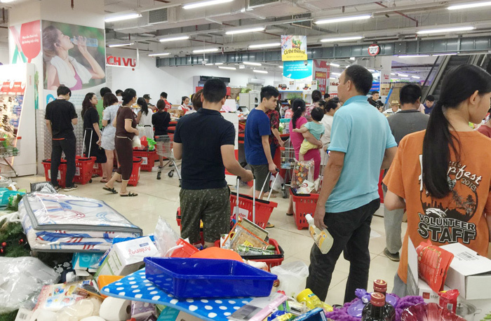Xếp hàng mua đồ giảm giá, siêu thị vỡ trận - VietNamNet