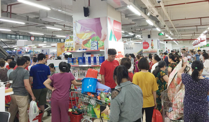 'Vỡ trận' bán tháo: Dân đổ xô tranh nhau vét sạch kệ siêu thị