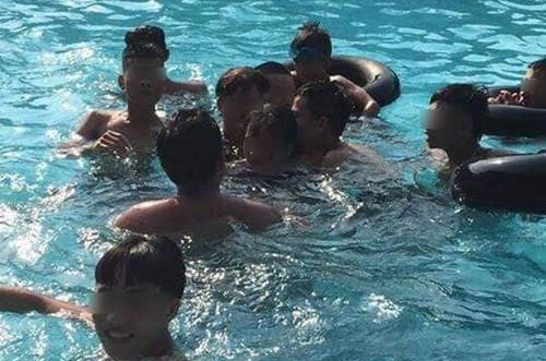 Nhóm thanh niên bị tố sàm sỡ một cô gái giữa bể bơi ở Bắc Giang