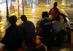 Bất ngờ về nhóm người vô gia cư nhận quà từ thiện trên phố đêm Hà Nội
