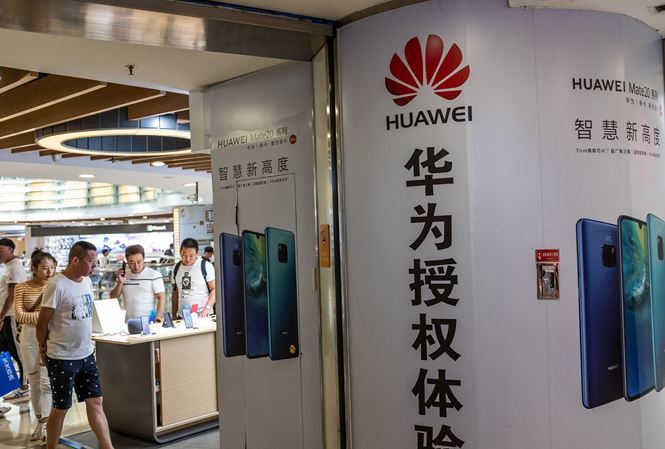 Bị Mỹ cô lập, Huawei có hết cửa, bó tay ngồi chờ?