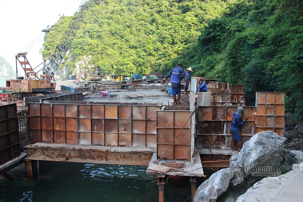 Bến tàu động Mê Cung và hang Tiên Ông chình ình ở vịnh Hạ Long