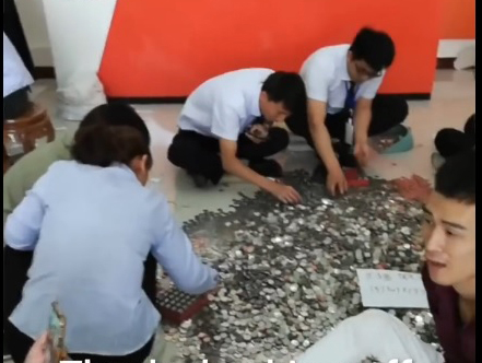 Mang tiền xu đi mua ô tô Volkswagen, nhân viên vật vã đếm suốt 3 ngày