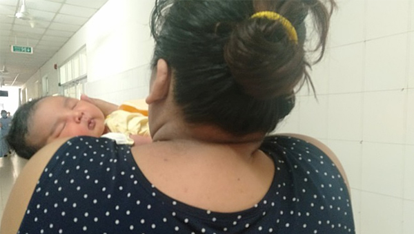 Mỡ bụng sản phụ quá dày, bác sĩ chật vật mổ lấy thai nhi