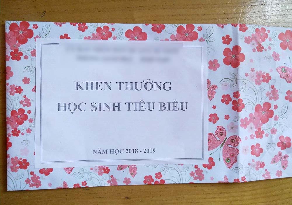 Học sinh giỏi hụt hẫng vì phần thưởng… rỗng ruột