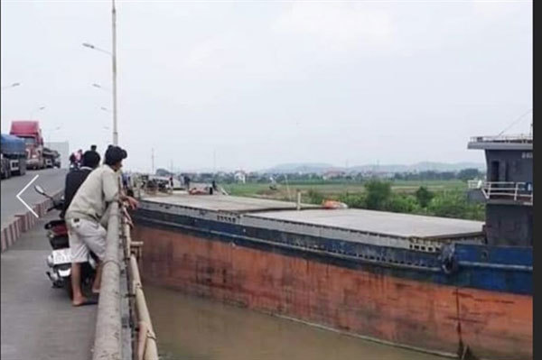 Vessel with oversized cargo crashes into bridge in Hai Duong