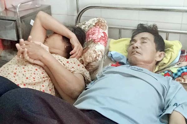 Bức ảnh người vợ nắm tay chồng bị ung thư giai đoạn cuối gây 'bão mạng'