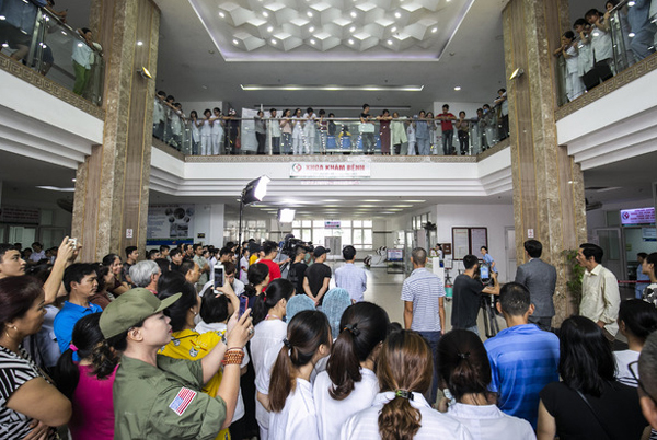 Khán giả vây kín đoàn phim 'Về nhà đi con' khi quay cảnh Vũ đưa Thư đi đẻ