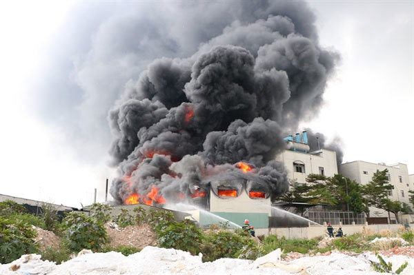 Fire destroys sticky-tape factory in Binh Duong