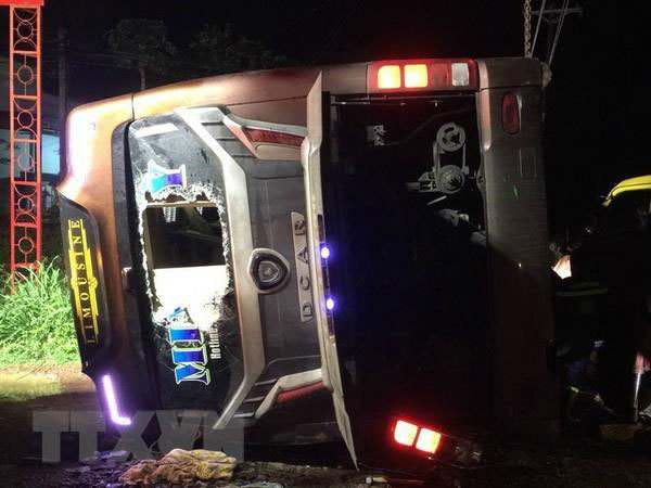 Dong Nai: Coach flips on side, killing two and injuring 17