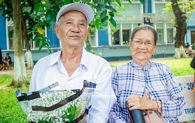 Xót xa phút cụ ông Tây Ninh tiễn biệt bạn đời: Hẹn kiếp sau lại làm vợ chồng