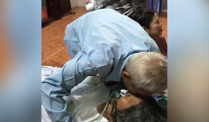 Xót xa phút cụ ông Tây Ninh tiễn biệt bạn đời: Hẹn kiếp sau lại làm vợ chồng