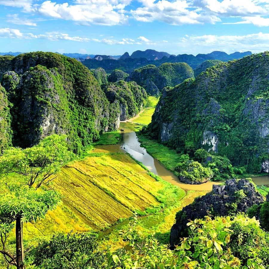 Ngắm nhìn vẻ đẹp sống động của Tam Cốc - Ninh Bình với hình ảnh thiên nhiên tuyệt đẹp được ghi lại bởi các nhiếp ảnh gia tài năng. Trải nghiệm chuyến đi du lịch đầy thú vị với những khung cảnh tuyệt đẹp, các hoạt động vui chơi, giải trí và hương vị ẩm thực đặc sắc.