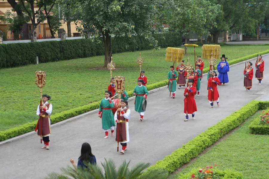 Quan tham ngày mặc áo rách, tối ngủ long sàng