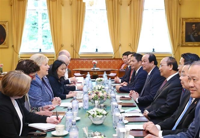 Vietnamese, Norwegian PMs hold talks
