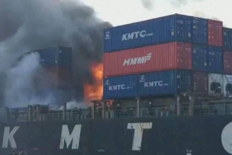Cháy nổ tàu hàng tại cảng Thái Lan, hàng chục người bị thương