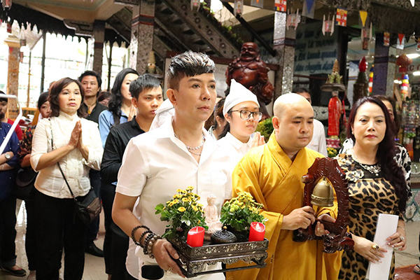 Long Nhật khóc nghẹn trong lễ cầu siêu ca sĩ Vương Bảo Tuấn
