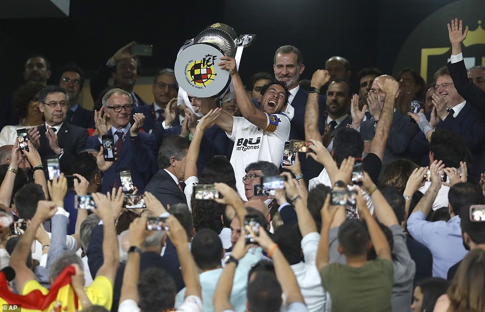 Khuất phục Barca, Valencia đoạt Cúp Nhà vua
