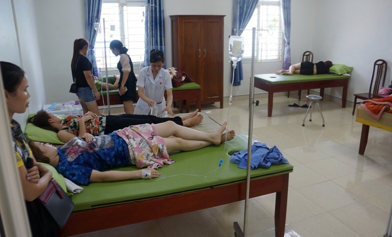 Hơn 50 du khách nhập viện sau khi ăn hải sản ở Thanh Hóa