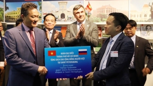 HCM City presents books to overseas Vietnamese in Saint Petersburg