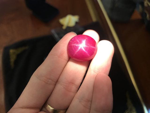 Đại gia Hà Nội trả 21 tỷ mua bộ đá Ruby sao siêu hiếm