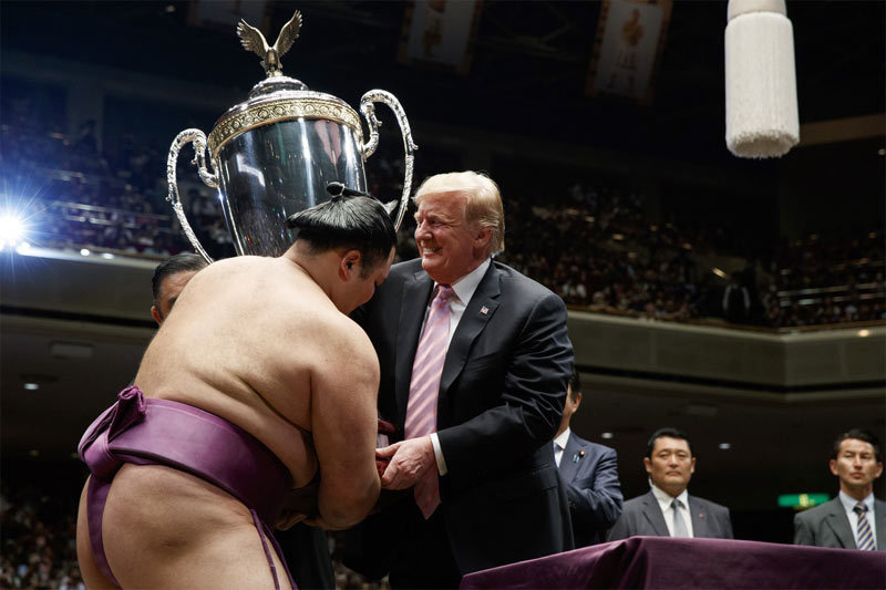 Vợ chồng ông Trump thích thú xem đấu sumo ở Nhật