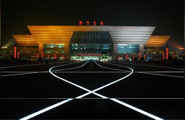 Đèn LED chiếu sáng quảng trường trước nhà ga đường sắt cao tốc ở khu kinh doanh mới của Trịnh Châu, Hà Nam