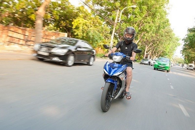 Cặp đôi hàng ngày hôn nhau say đắm ở ga tàu