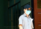 Ông Nguyễn Hữu Linh bịt kín mặt tới tòa nhận quyết định vụ dâm ô bé gái